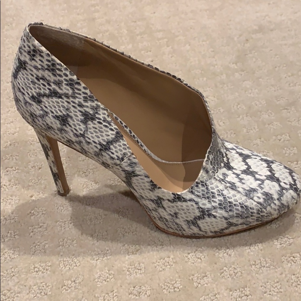 Vince Camuto white & gray snake skin bootie 9.5